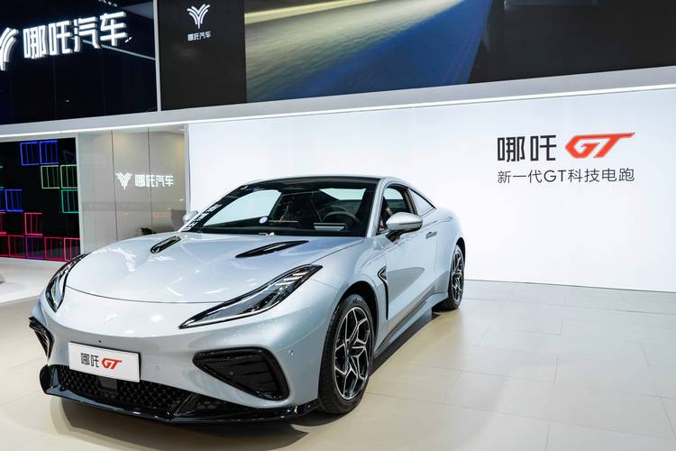 佛山201哪吒汽车在智能汽车领域的表现，领途汽车在新能源汽车市场中的影响力